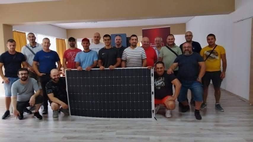 Група с фотоволтаичен панел